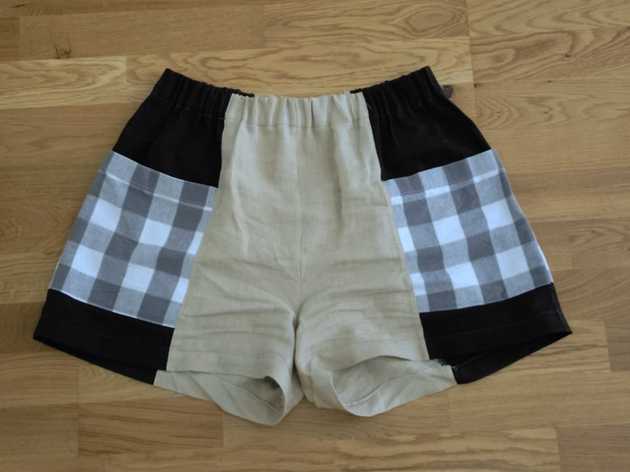 Bild på ett par bruna och beiga shorts med rutiga fickor.