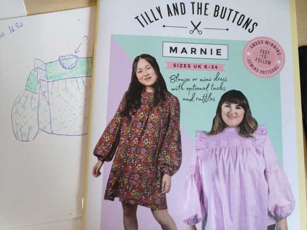 Bild på skiss och mönsterbok för blus