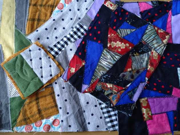 Bild på tygbitar i "crazy quilt"-lapptäckesteknik