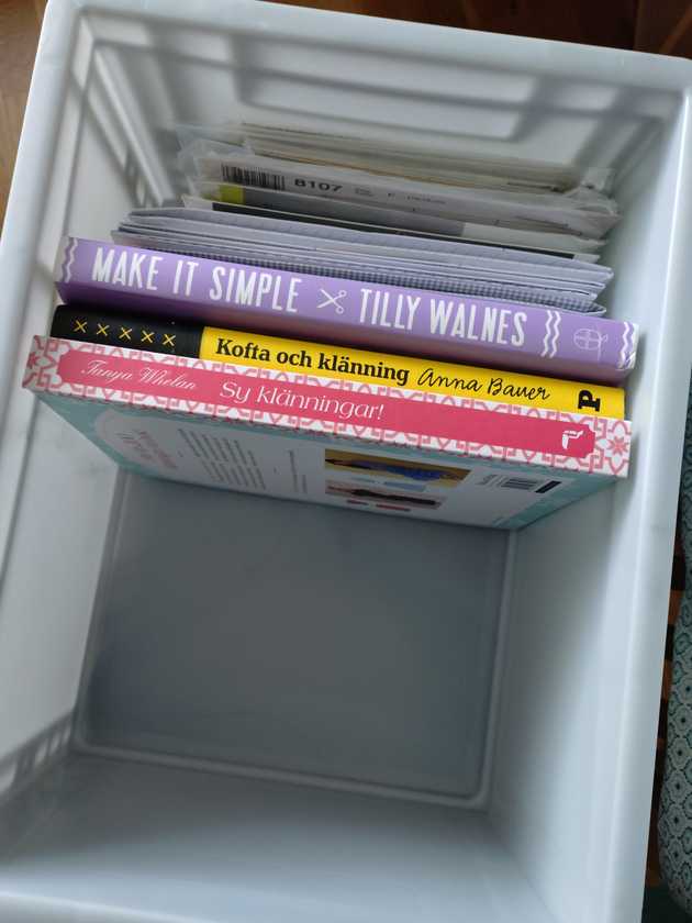 Bild på låda med mönsterkuvert och mönsterböcker